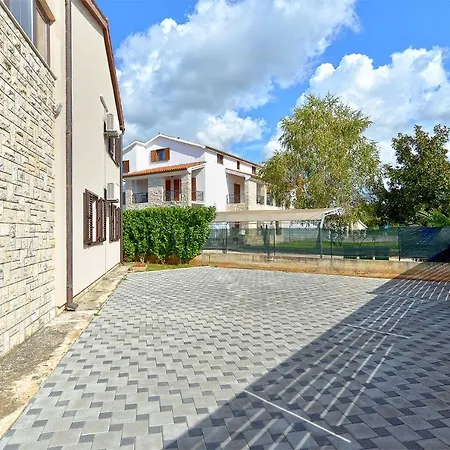 Apartman Valbandon 38 *
